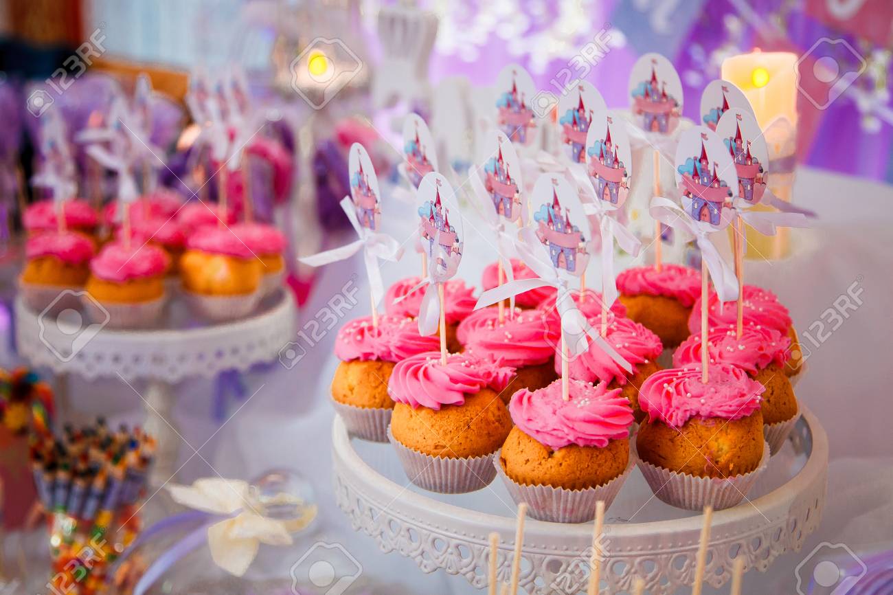 Bar A Bonbons Pour La Fete D Anniversaire Des Enfants Buffet Des Fetes Avec Cupcakes Et Guimauves Et Autres Desserts Banque D Images Et Photos Libres De Droits Image