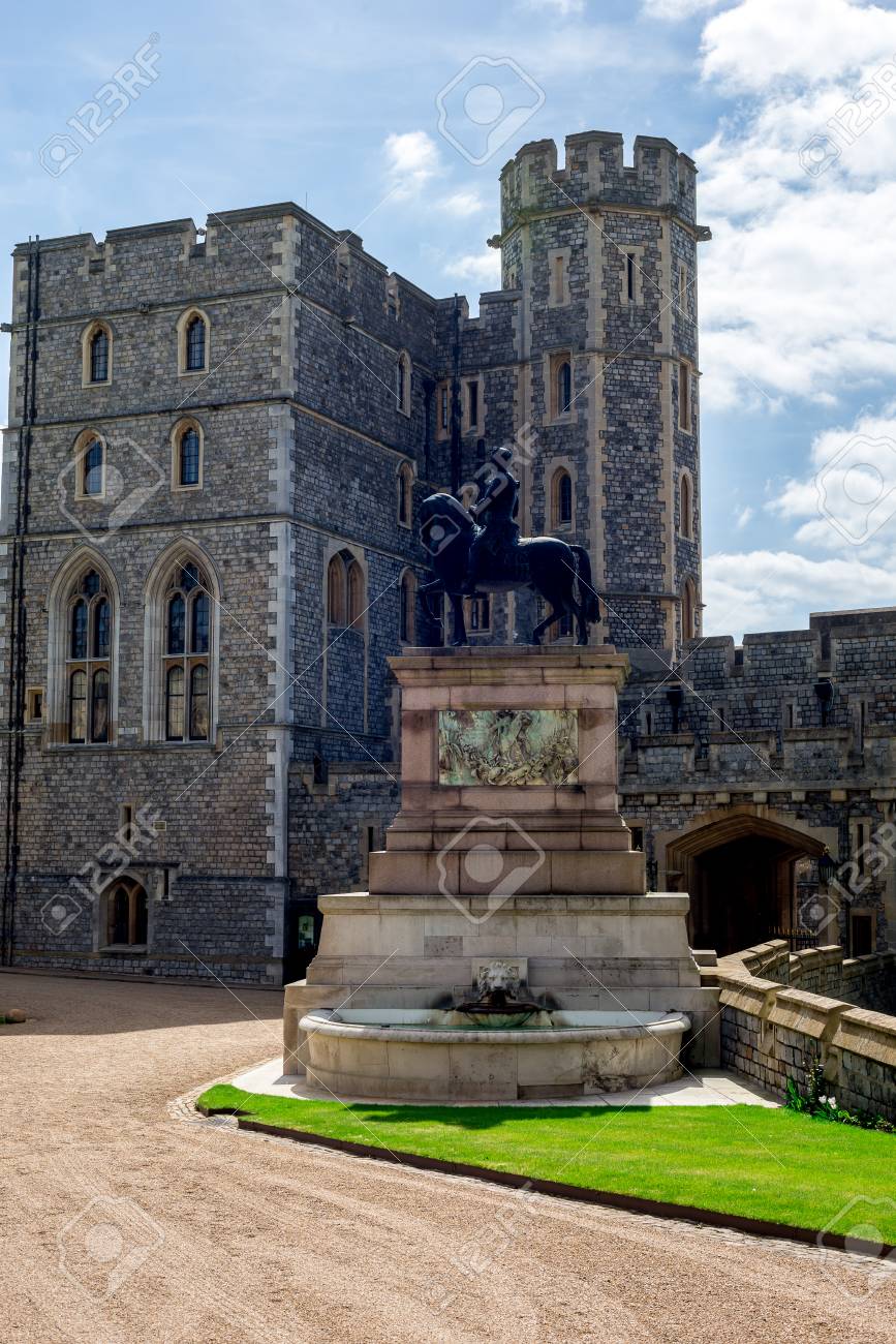 イギリスのウィンザー城の南翼の入口の横に馬に乗ってチャールズ 2 世のブロンズ像 の写真素材 画像素材 Image