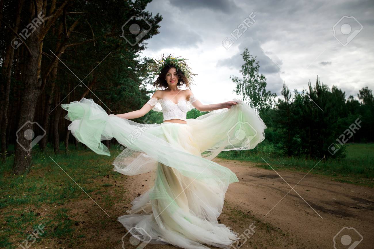 彼女のウェディング ドレスの花嫁を回転します の写真素材 画像素材 Image