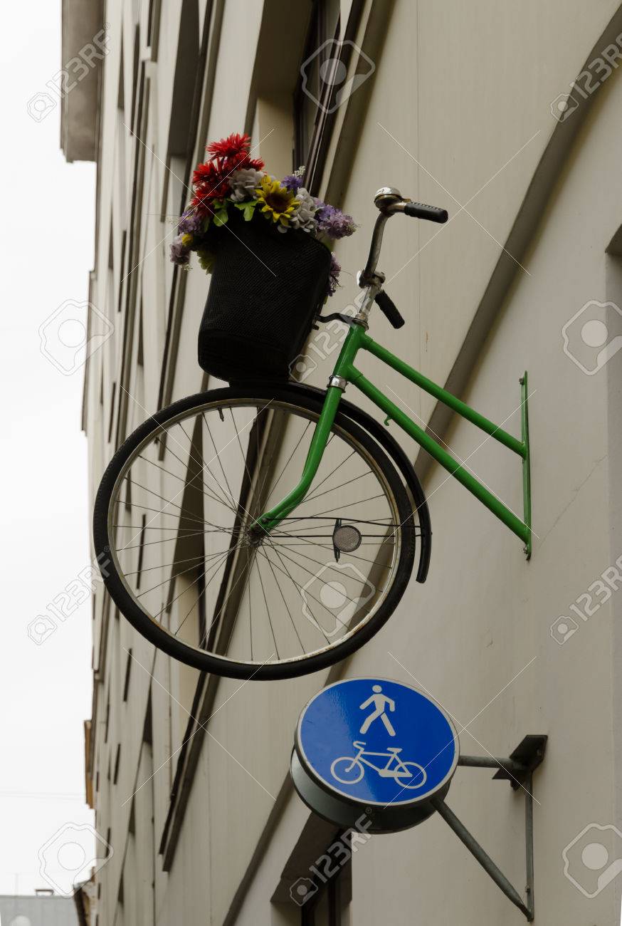 Firme El Trafico De Peatones Y Bicicletas En La Pared De La Casa
