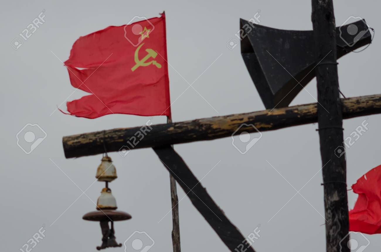 古いスピーカーを備えた電柱 背景には ソ連の旗が表示されます の写真素材 画像素材 Image