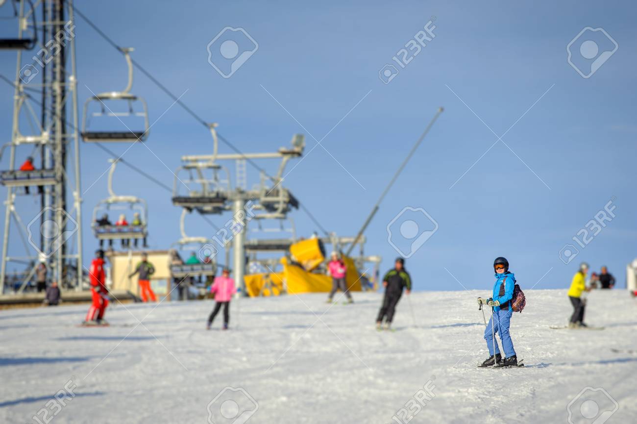 女性スキーヤーがスキー場でダウンヒル スキーします 少女は青いジャージのスーツを着ているし 晴れた日にゴーグルします スキーの祝日 カルパティア山脈 ブコヴェリ ウクライナ の写真素材 画像素材 Image