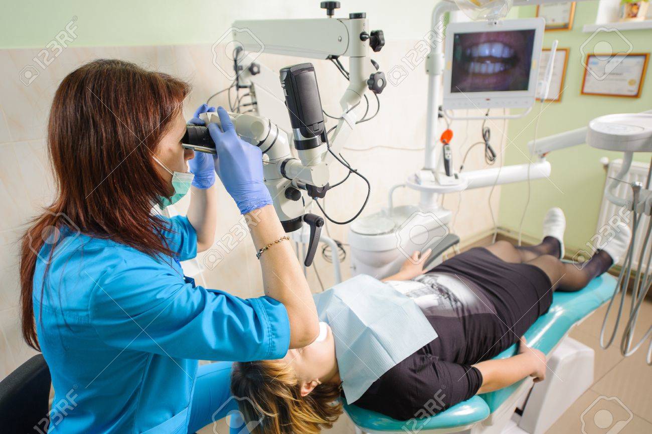 Frau Zahnarzt Arbeitet Mit Mikroskop An Modernen Stomatologischen Klinik Zahne Pflege Und Zahn Gesundheit Zahnarzt Uberpruft Patienten Zahne Blick Durch Das Mikroskop Stomatologische Ausrustung Lizenzfreie Fotos Bilder Und Stock Fotografie Image