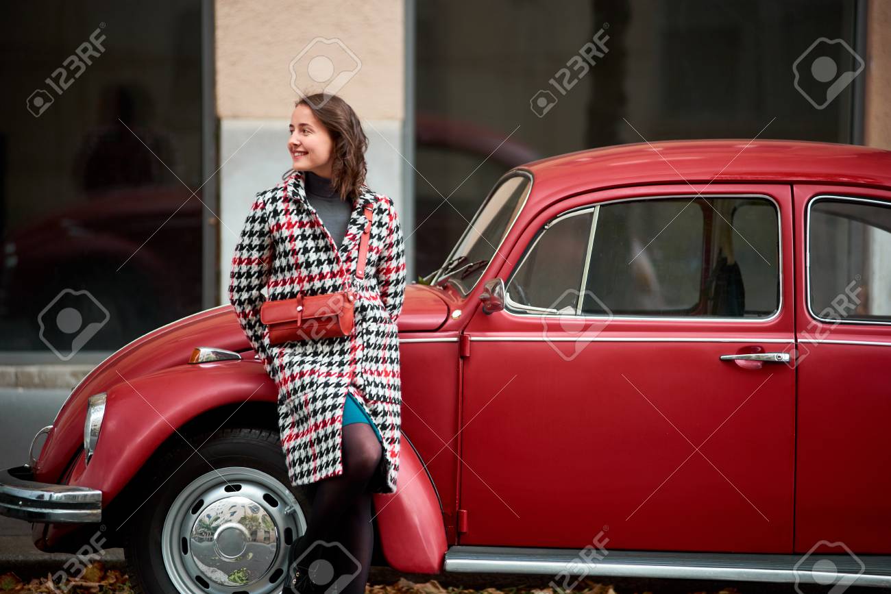 赤いレトロな車とブルネットの女性は彼に寄りかかり 甘い笑顔で距離を見ています 都会のライフスタイル の写真素材 画像素材 Image 赤いレトロな車とブルネットの女性は彼に寄りかかり 甘い笑顔で距離を見ています 都会のライフスタイル の写真素材 画像素材 Image