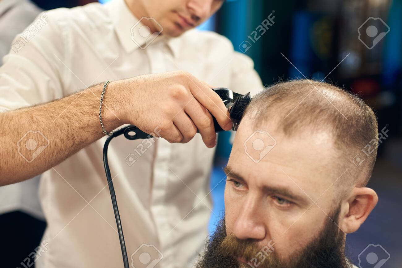 cutting hair with electric trimmers