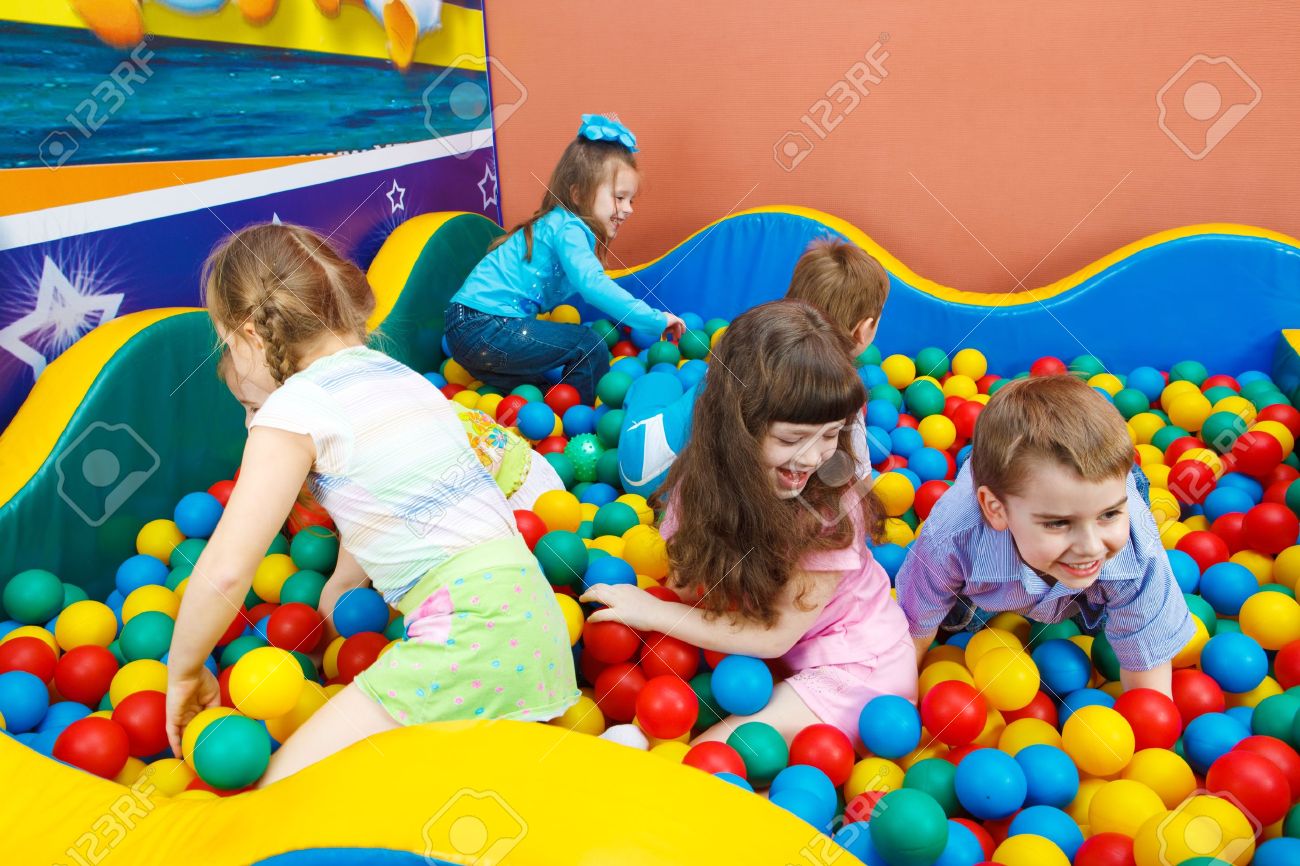 niños en piscina de pelotas