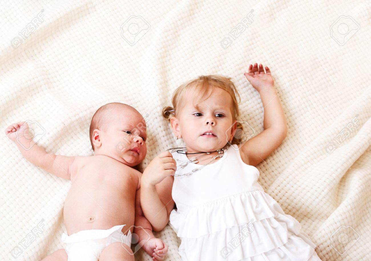 Petite Fille En Blanc Et Le Bebe En Couche Culotte Couches Ensemble Banque D Images Et Photos Libres De Droits Image