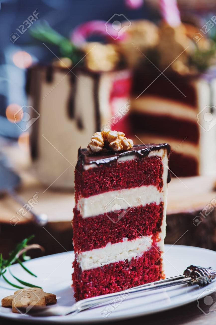 Plan Gros Plan D Un Gateau De Velours Rouge Maison Decoree Pour Une Fete De Noel Banque D Images Et Photos Libres De Droits Image