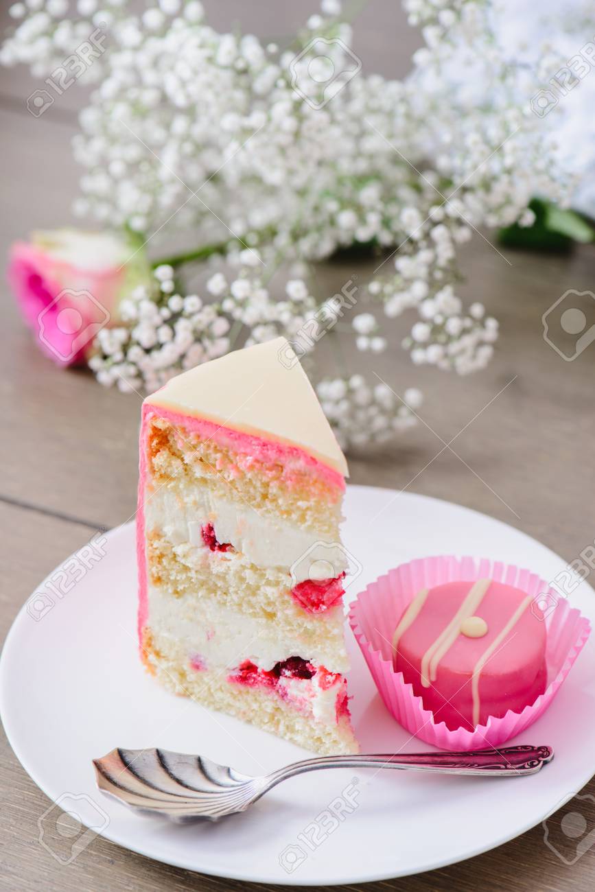 Homemade Trois Gateau En Couches A La Framboise A L Interieur Et Rose Bonbon Sur Une Plaque Blanche Banque D Images Et Photos Libres De Droits Image