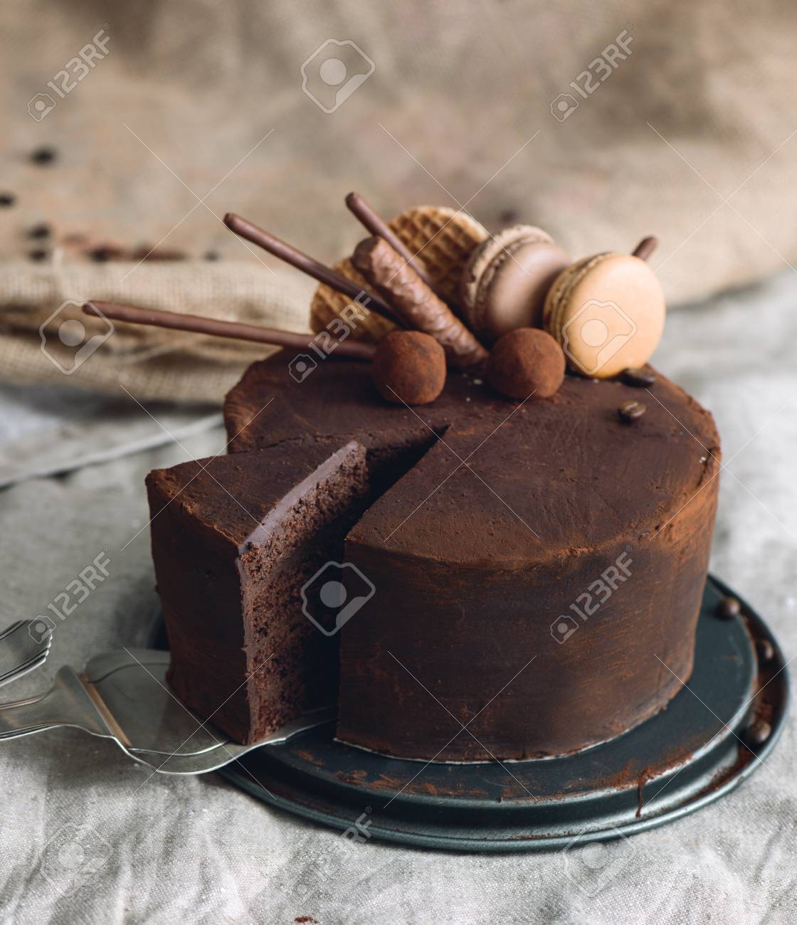 Gateau Au Chocolat Recouvert De Poudre De Cacao Et Decore De Macarons De Gaufres De Caramel De Truffes Et De Batons De Biscuits Banque D Images Et Photos Libres De Droits Image Gateau Au Chocolat Recouvert De Poudre De Cacao Et Decore De Macarons De Gaufres De Caramel De Truffes Et De Batons De Biscuits Banque D Images Et Photos Libres De Droits Image