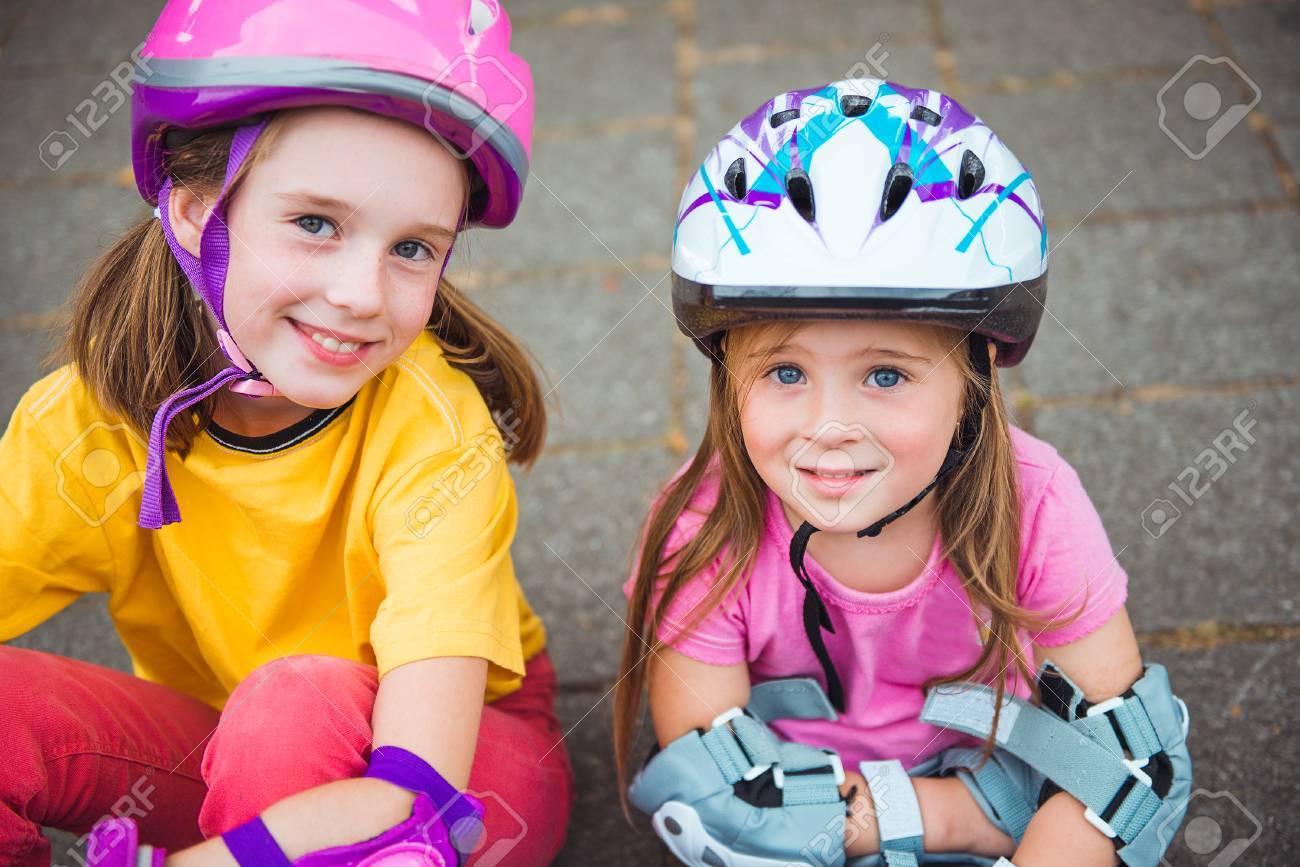 Dos Niños En El Casco De Protección Y Ropa Deportiva Para El Ciclismo Fotos, Retratos, Imágenes Y Fotografía De Archivo Libres De Derecho. Image 66719873.