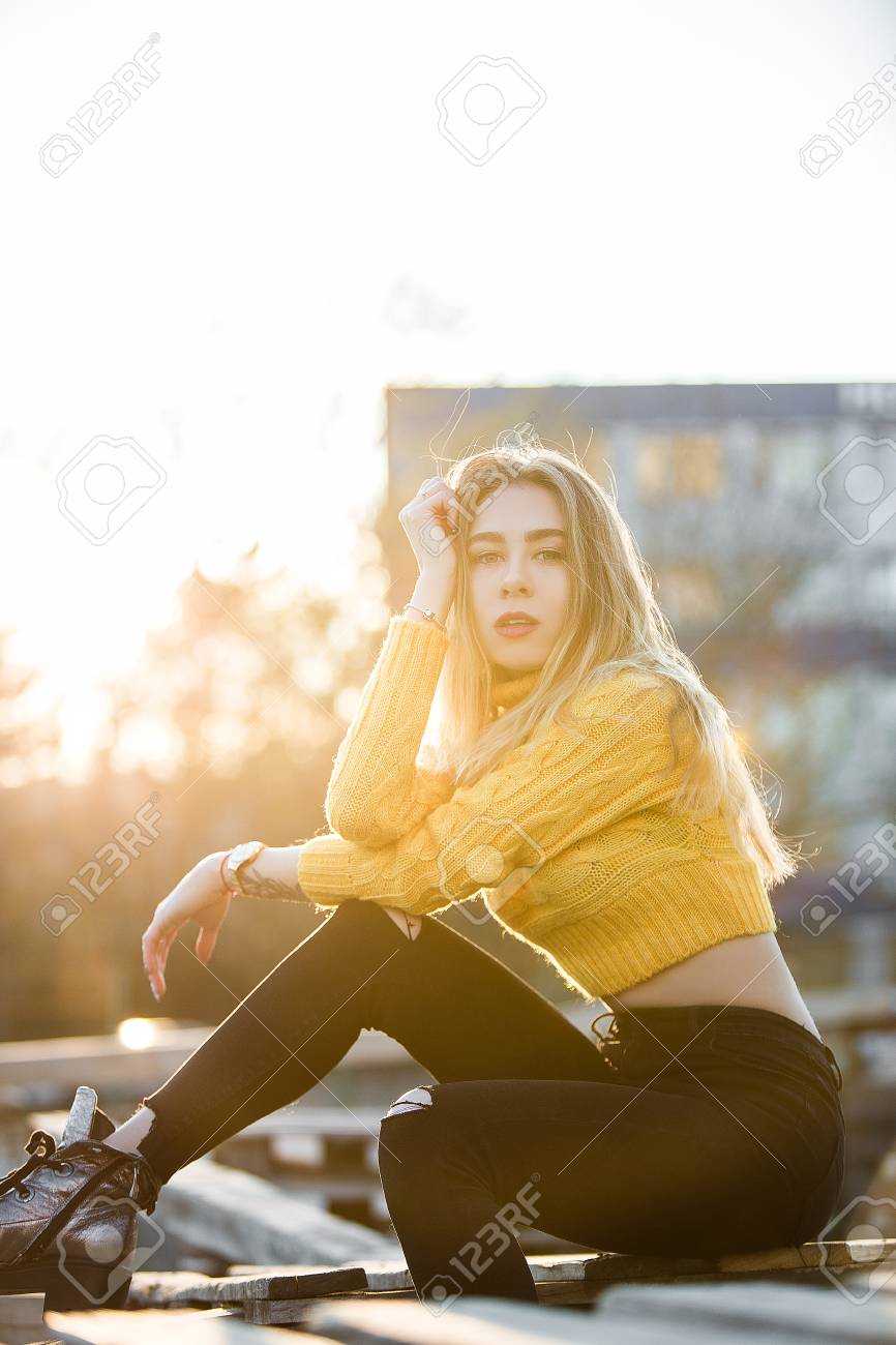 Portrat Ein Schones Sexy Madchen Blond Eine Junge Frau Die Aussieht Wie Jennifer Aniston Sitzt In Trummern Holzpaletten Licht Gegen Die Sonne Rote Lippen Lizenzfreie Fotos Bilder Und Stock Fotografie Image 77222715