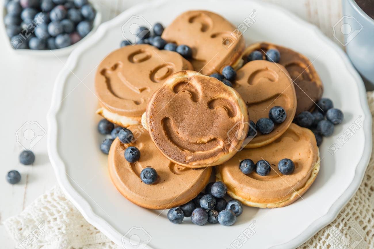 ブルーベリーの白いプレート クローズ アップで笑顔の顔パンケーキ の写真素材 画像素材 Image