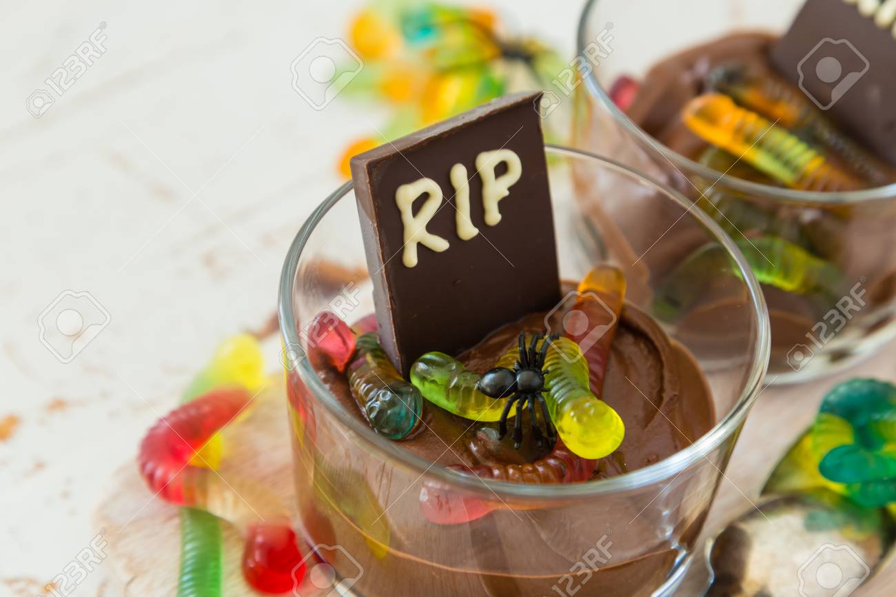 Mousse Au Chocolat Avec Ver Gelly Avec Des Decorations D Halloween