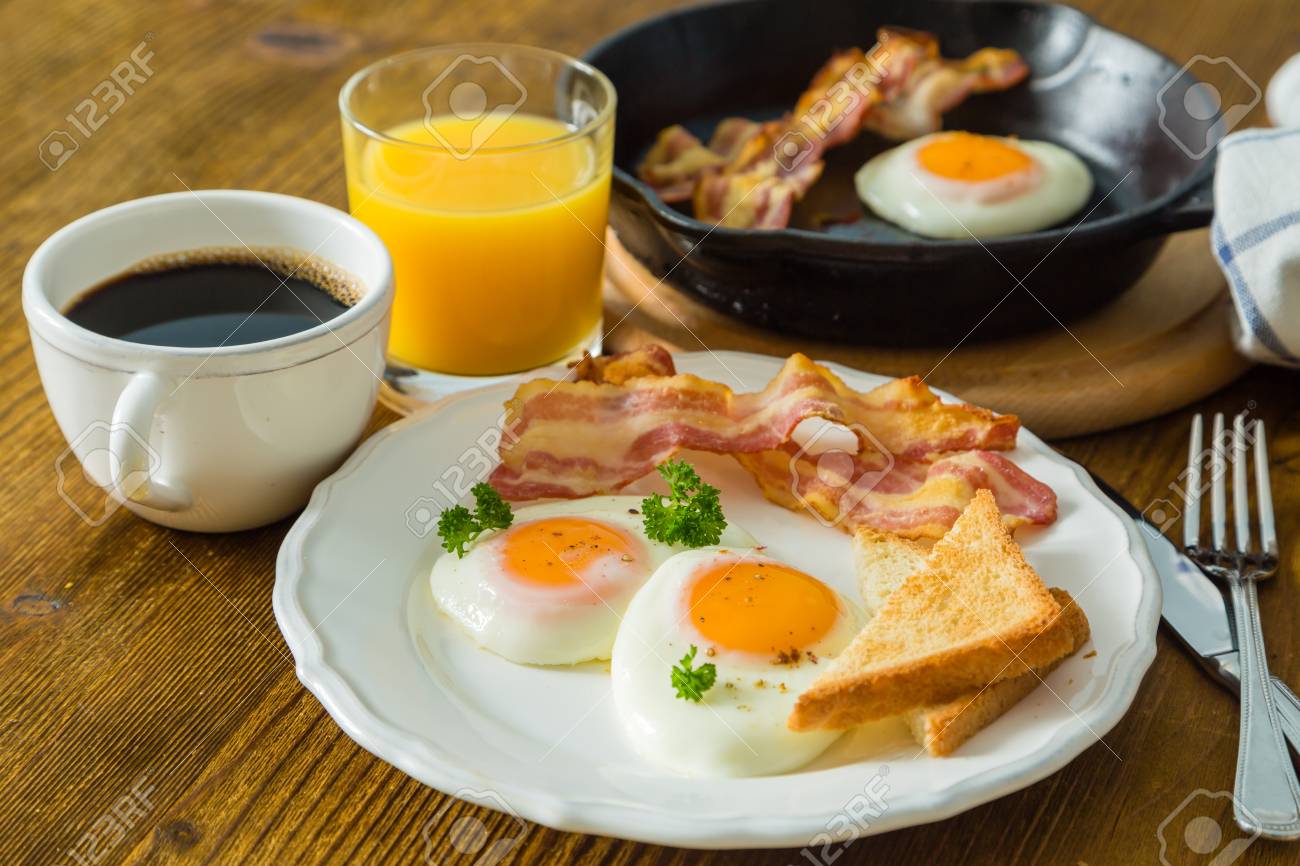 Immagini Stock La Prima Colazione Americana Con Sole Uova Laterali Up Pancetta Toast Pancake Caffe E Succo Di Frutta Sfondo Di Legno Image 68464394