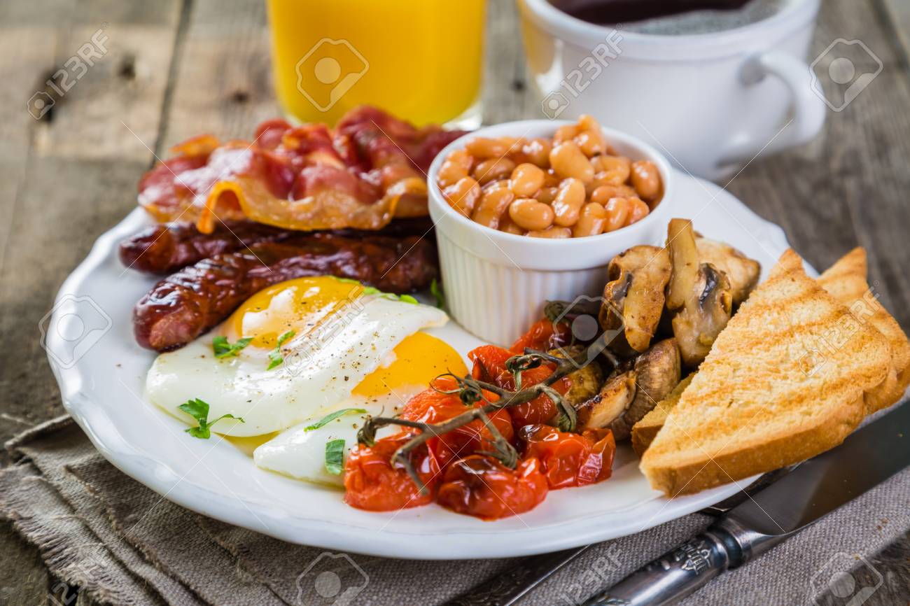 フルイングリッシュ ブレックファースト 卵 ベーコン 豆 トースト コーヒー ジュース の写真素材 画像素材 Image