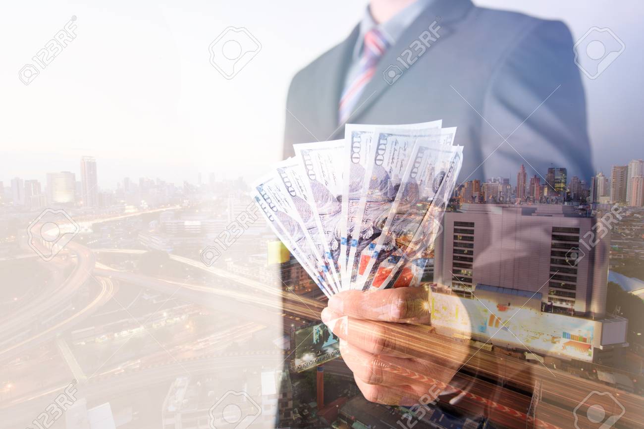 Dupla Exposicao Do Empresario Com Dinheiro Na Mao Com A Paisagem Urbana Turva Fundo De Construcao Notas De Dolar Usd Investimento Sucesso E Conceitos De Negocio Rentavel Fotos Retratos Imagenes Y