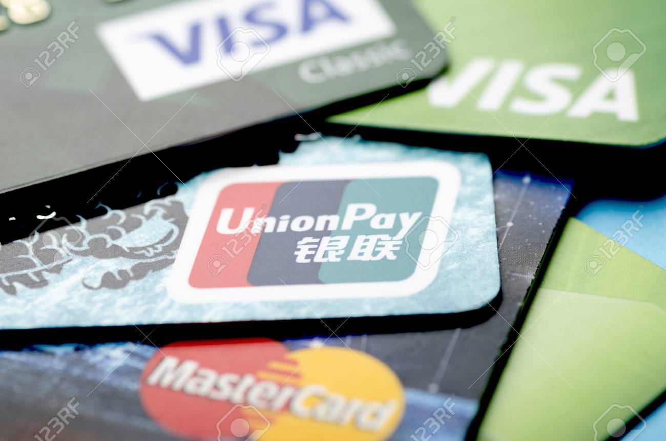 中国、北京-2019年4月6日：銀聯、Visa、MasterCard決済システムカードのクローズアップの写真素材・画像素材 Image  122809765