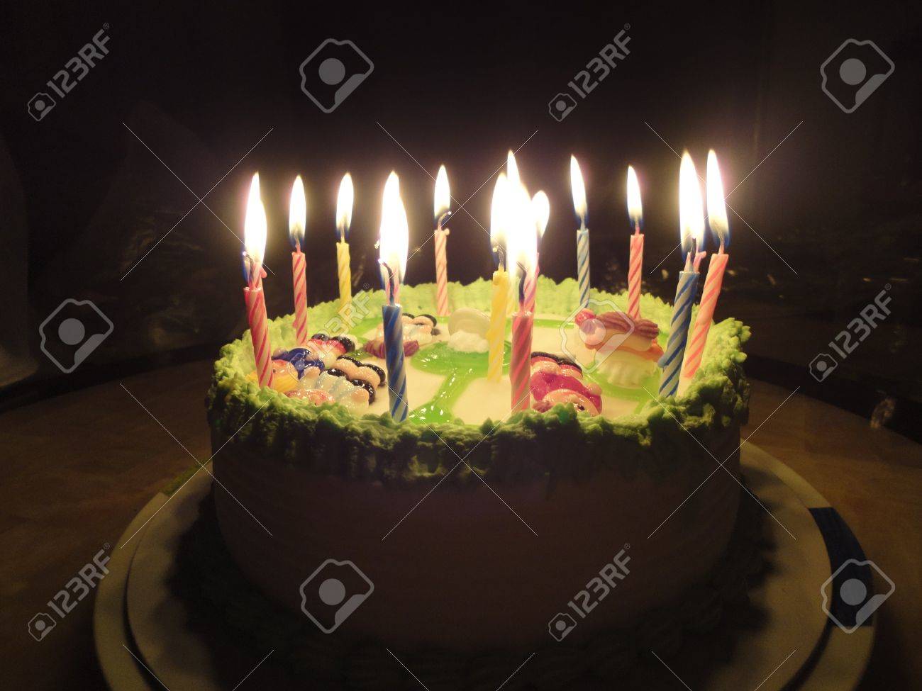 Gateau D Anniversaire Avec La Poupee Joueur De Football Dans L Obscurite Banque D Images Et Photos Libres De Droits Image