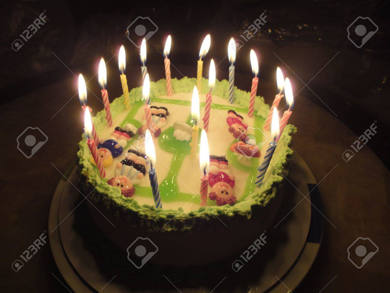 Gateau D Anniversaire Avec La Poupee Joueur De Football Dans L Obscurite Banque D Images Et Photos Libres De Droits Image