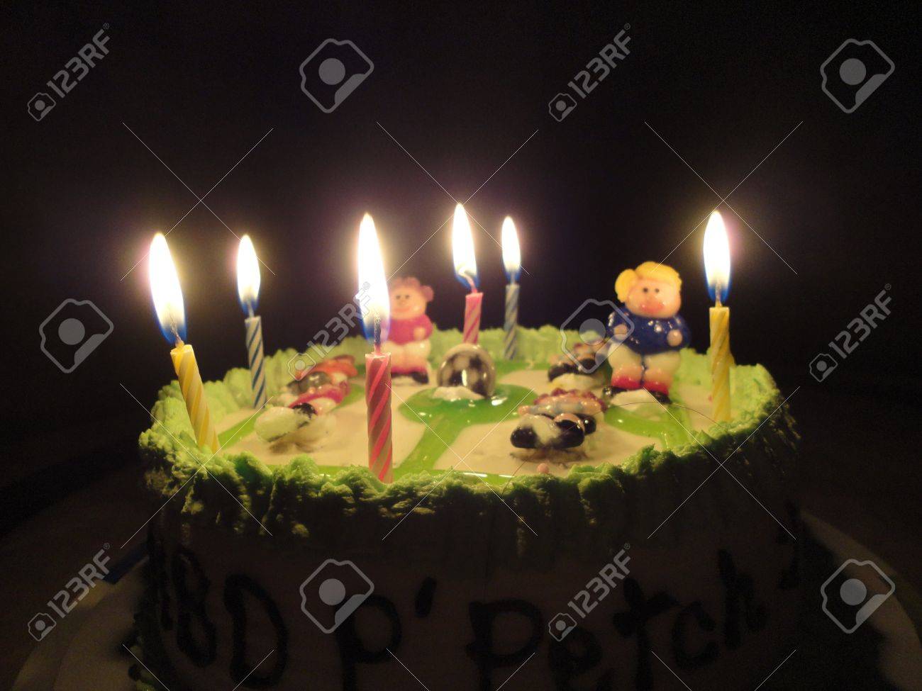 Gateau D Anniversaire Avec La Poupee Joueur De Football Dans L Obscurite Banque D Images Et Photos Libres De Droits Image