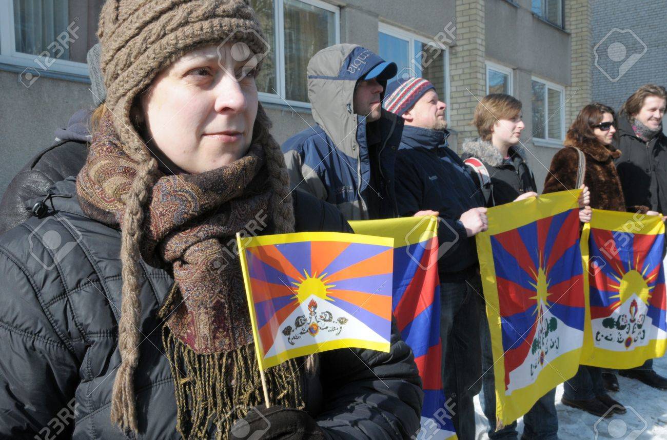 ビリニュス リトアニア 10 年 3 月 10 日 チベット暴動 1959 10 03 の記念に無料のリトアニア ヴィリニュスの中国大使館でチベットを求めるデモ の写真素材 画像素材 Image