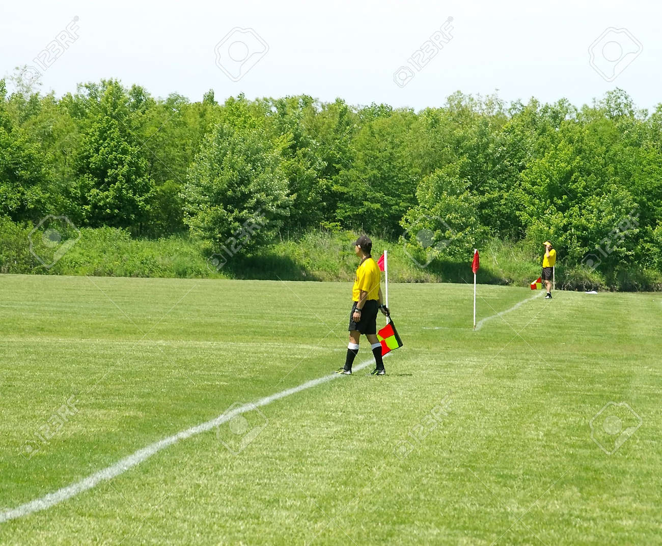 サイドライン上サッカー審判員 の写真素材 画像素材 Image