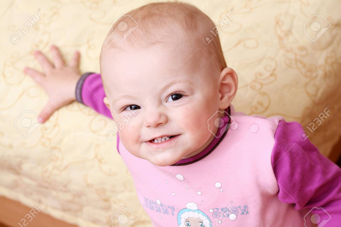 Closeup Portrait D Une Jeune Fille Joli Bebe Banque D Images Et Photos Libres De Droits Image