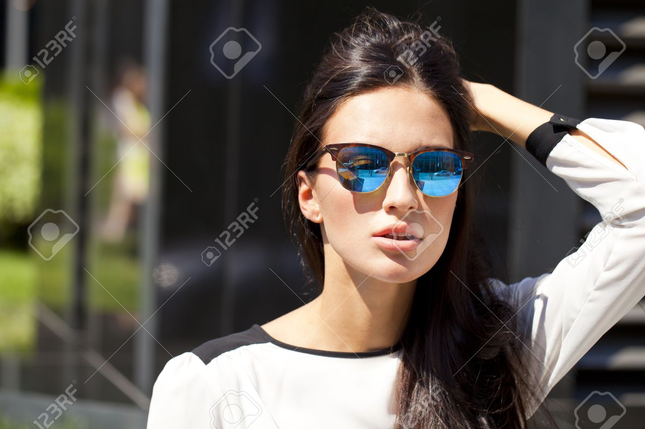ブルーのミラー サングラスをかけた若い美しいビジネス女性 の写真素材 画像素材 Image ブルーのミラー サングラスをかけた若い美しいビジネス女性 の写真素材 画像素材 Image