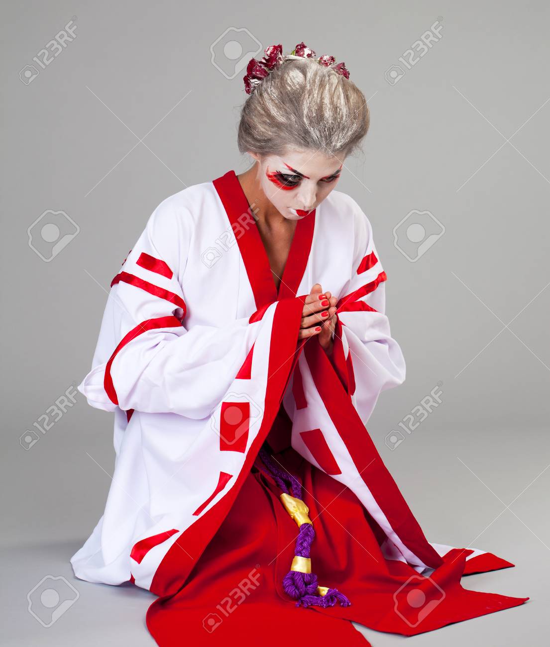 灰色の背景に白い着物姿の美しい若い女性のドレスします の写真素材 画像素材 Image 灰色の背景に白い着物姿の美しい若い女性のドレスします の写真素材 画像素材 Image