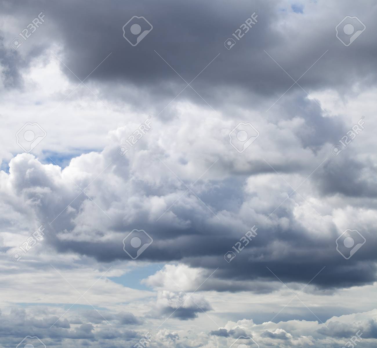 どんよりした雲 嵐の空 地平線上の雨雲 の写真素材 画像素材 Image