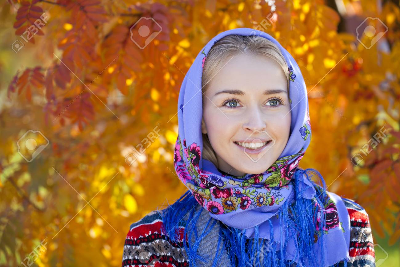 国立の柄のスカーフでロシア語の美しさの女性 の写真素材 画像素材 Image