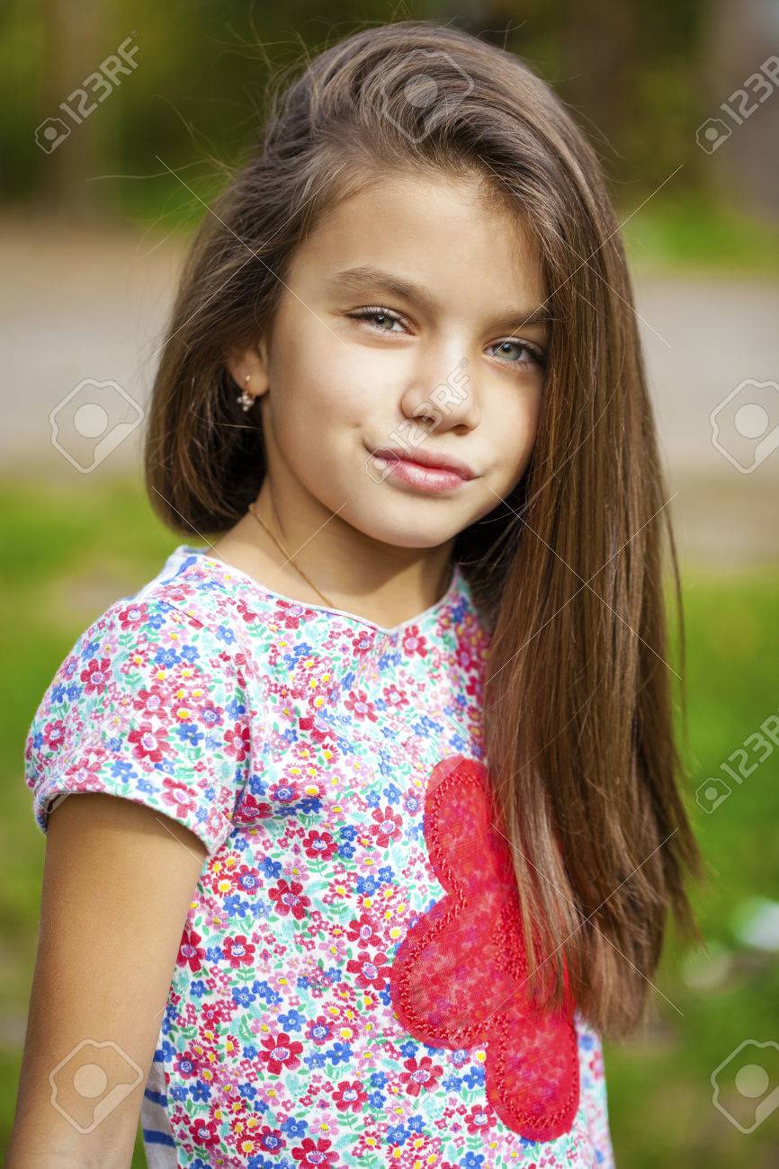 9歳　少女 秋の公園で美しい 9 歳少女の肖像画を閉じるの写真素材・画像素材 Image 46115281