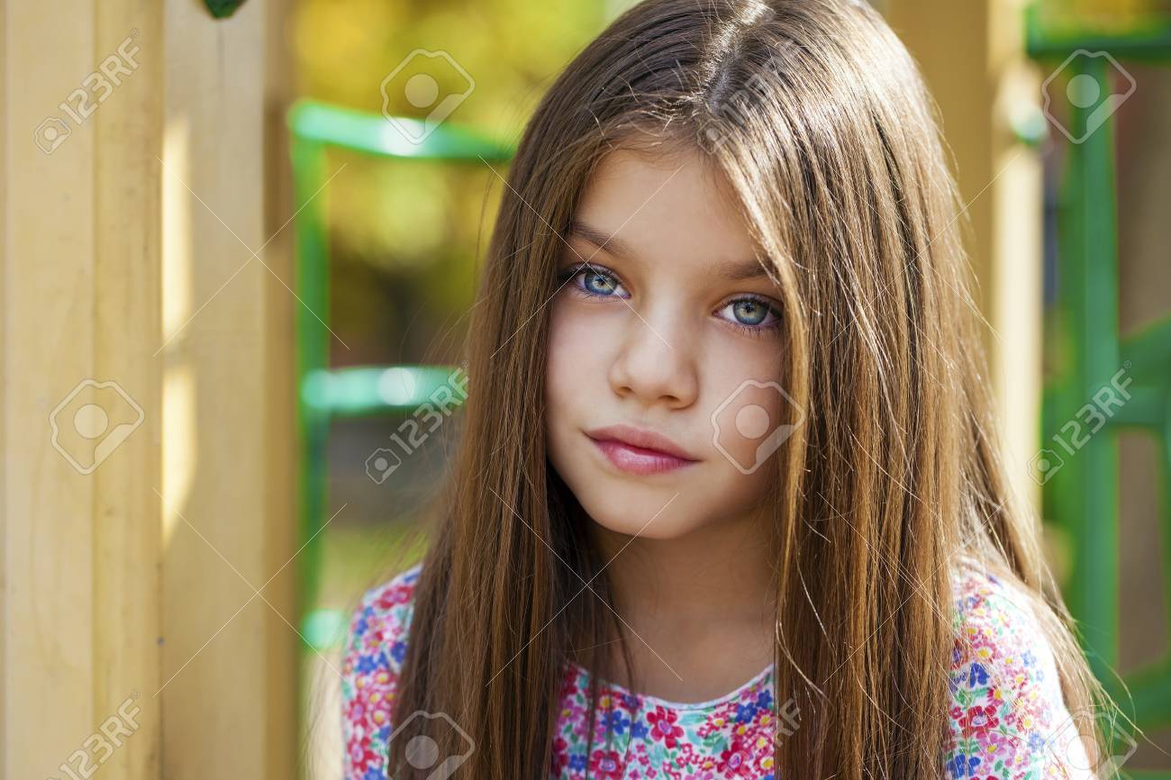 9歳　少女 秋の公園で美しい 9 歳少女の肖像画を閉じるの写真素材・画像素材 Image 46073482