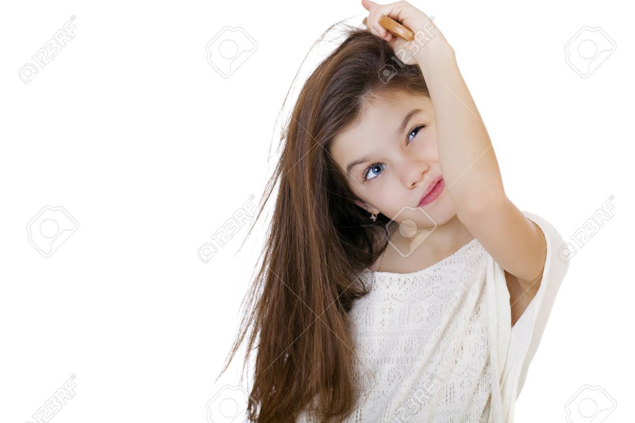 ヘアケアの白で隔離手に負えない もつれた長い髪をかきあげるブルネット少女の肖像画をコンセプト の写真素材 画像素材 Image ヘアケアの白で隔離手に負えない もつれた長い髪をかきあげるブルネット少女の肖像画をコンセプト の写真素材 画像素材 Image