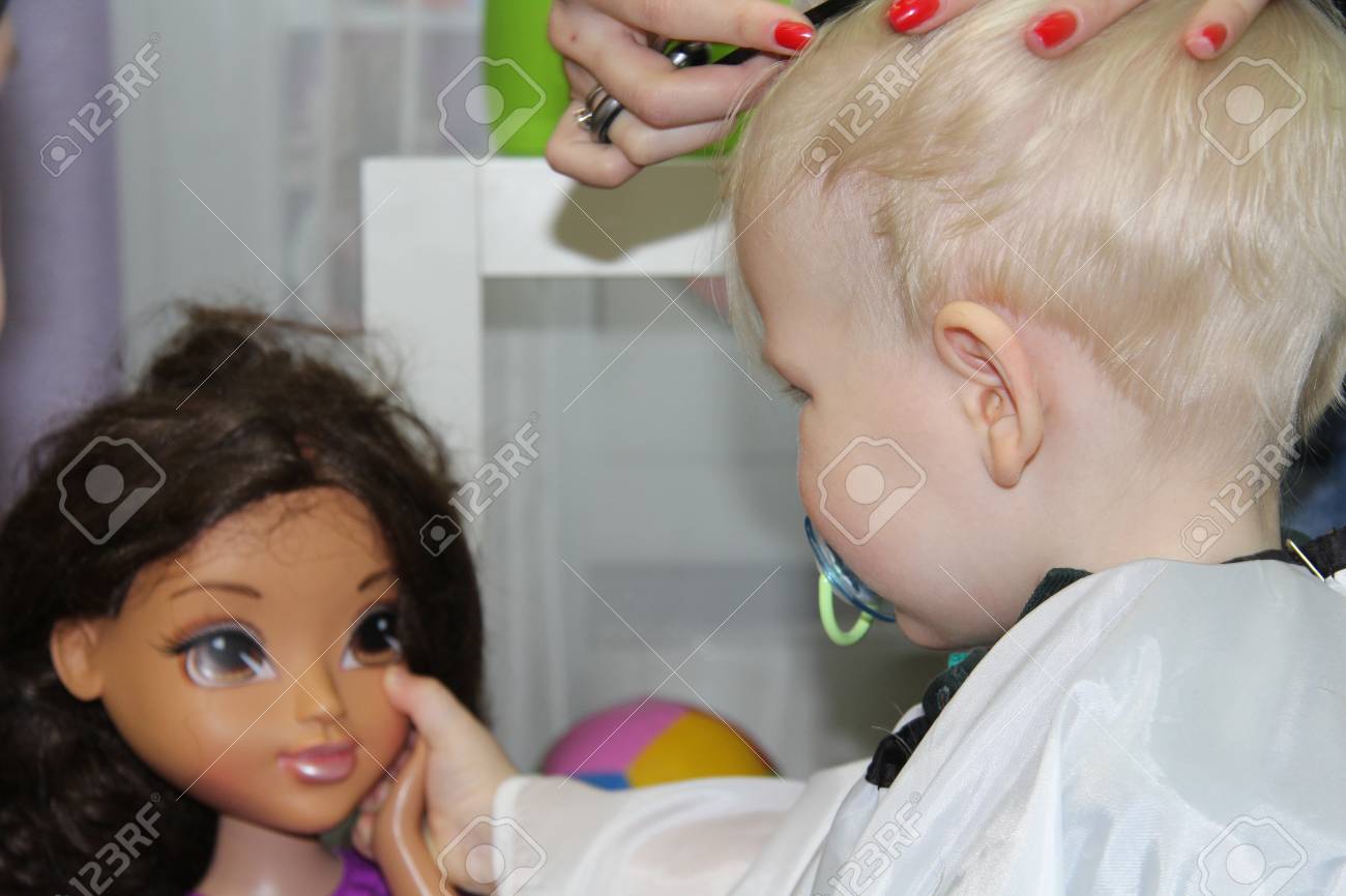 Blonde Little Boy Couper Les Cheveux Dans Un Salon De Coiffure Pour Enfants Deux Ans Bebe Banque D Images Et Photos Libres De Droits Image