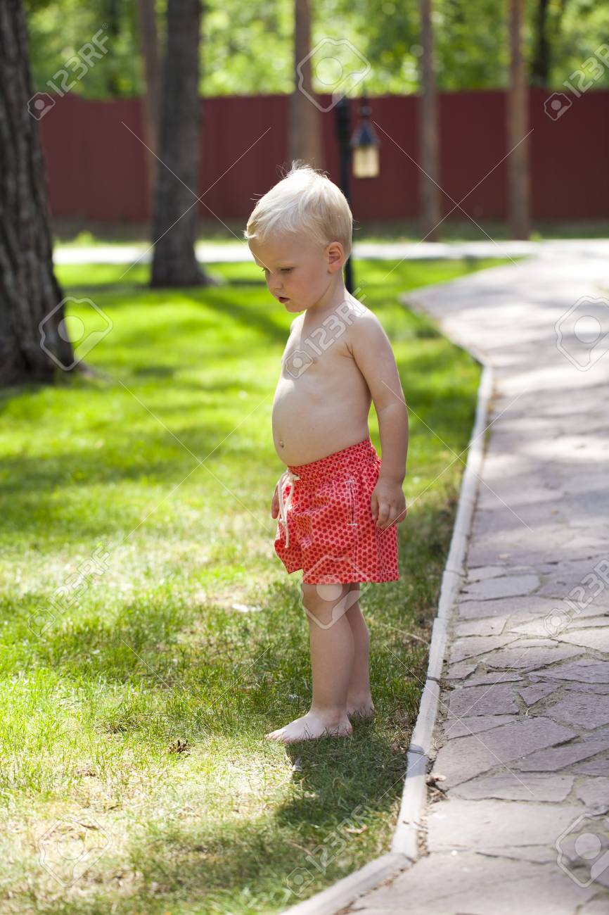 夏の公園を歩いて 赤い半ズボン金髪男の子の肖像画 の写真素材 画像素材 Image