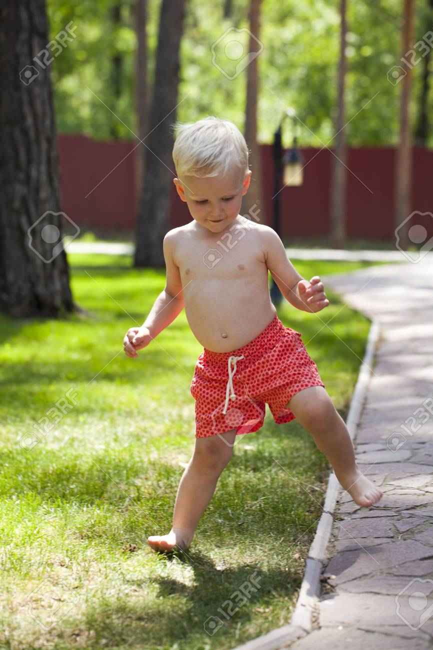 дети в трусах Портрет Блондинка Мальчик В Красных Трусах Ходить В Парке Летом Фотография,  картинки, изображения и сток-фотография без роялти. Image 55148526