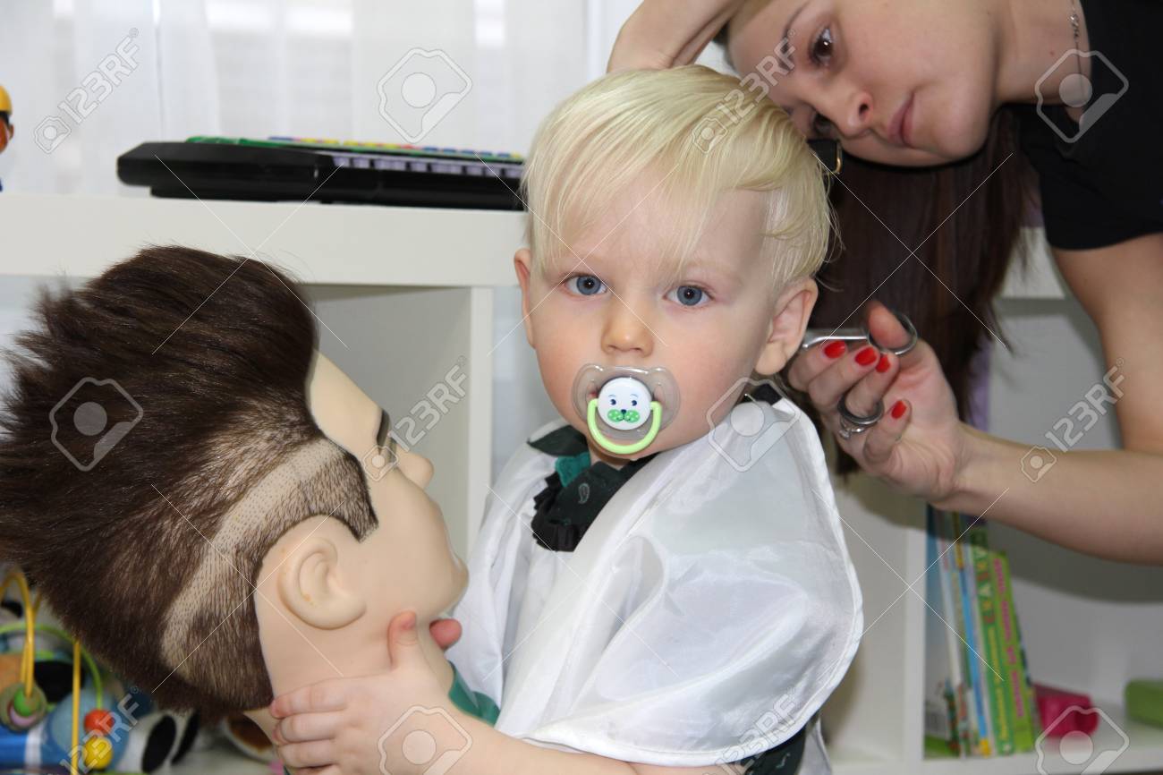 Blonde Little Boy Couper Les Cheveux Dans Un Salon De Coiffure Pour Enfants Deux Ans Bebe Banque D Images Et Photos Libres De Droits Image