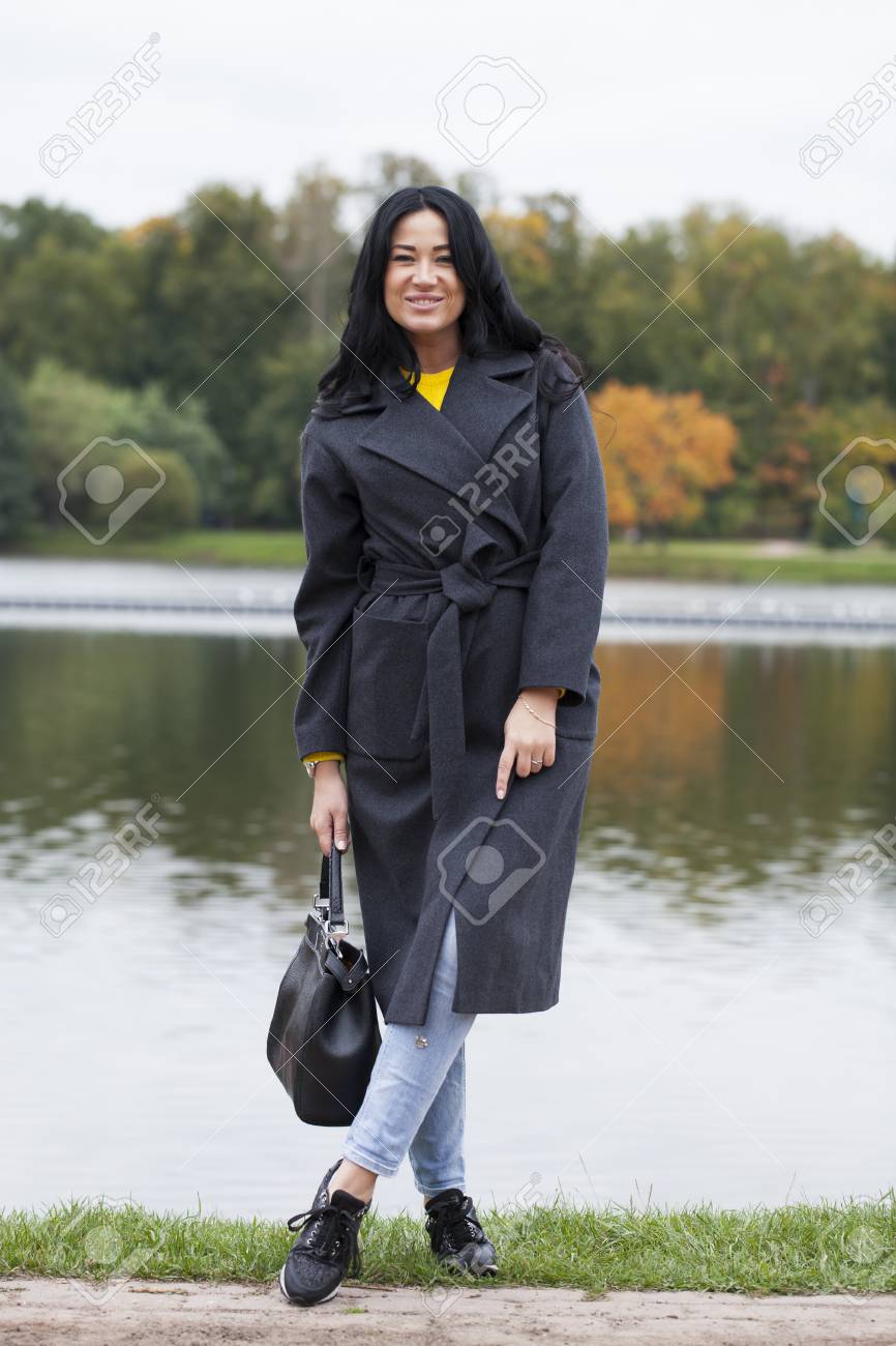 Mujer Morena En Abrigo De Lana En El Parque De Otoño De Fondo Fotos, Retratos, Imágenes Y Fotografía De Archivo De Derecho. Image 87399702.