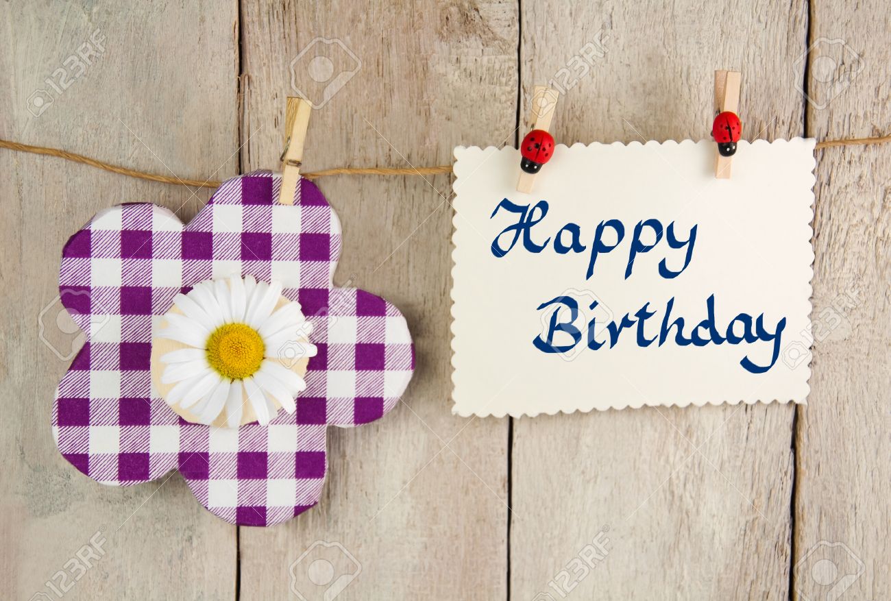 Violette Damier Decoration Fleur Avec La Marguerite Et L Etiquette Avec Le Message D Anniversaire Accroche Sur Un Ruban En Face D Un Mur En Bois Banque D Images Et Photos Libres De Droits Image