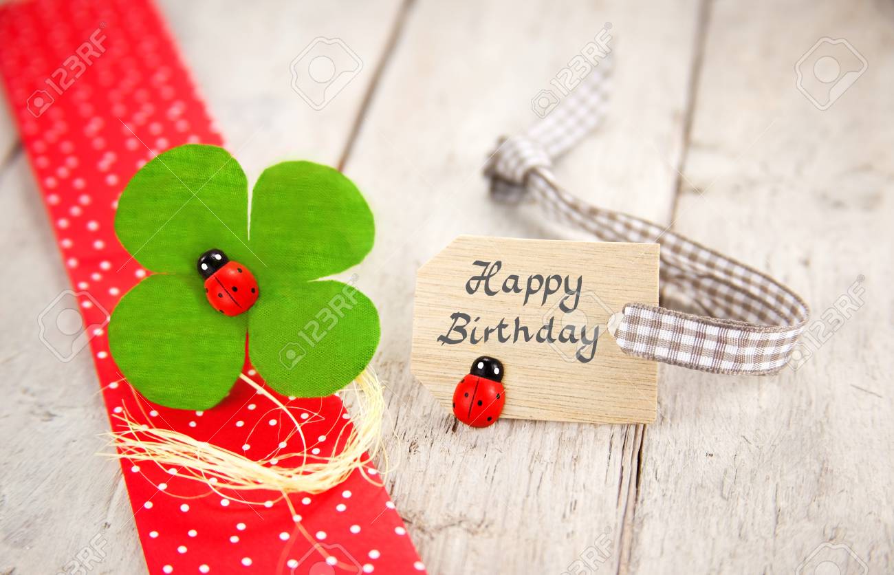 Trefle A Quatre Feuilles Avec Des Coccinelles Et Avec Message Joyeux Anniversaire Sur Fond En Bois Et Des Symboles Chanceux Banque D Images Et Photos Libres De Droits Image Trefle A Quatre Feuilles Avec Des Coccinelles Et Avec Message Joyeux Anniversaire Sur Fond En Bois Et Des Symboles Chanceux Banque D Images Et Photos Libres De Droits Image