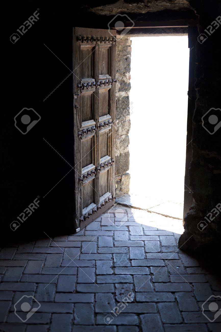 Blick Durch Die Tur Nach Dem Tod Und Tod Lizenzfreie Fotos Bilder Und Stock Fotografie Image 17618219