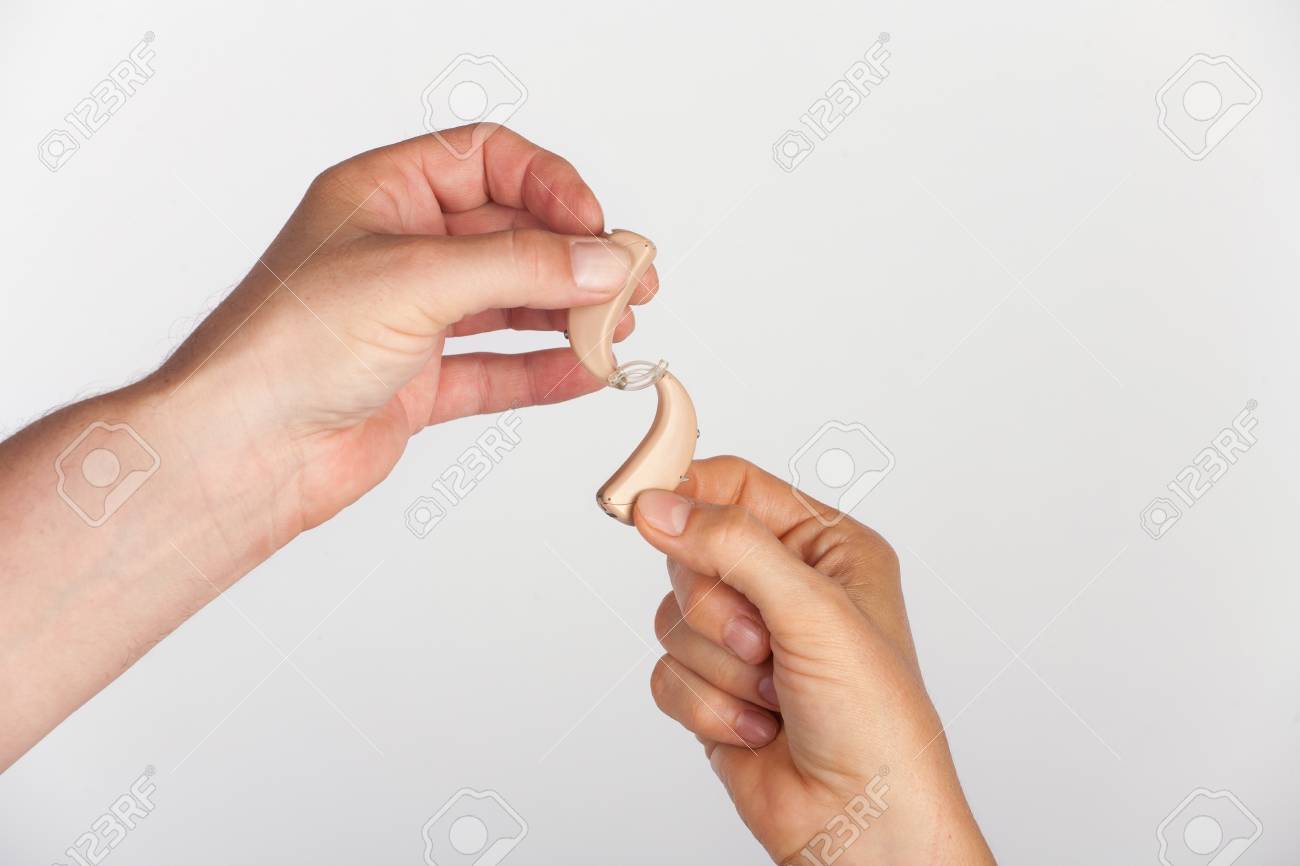 補聴器をつないだ手 の写真素材 画像素材 Image