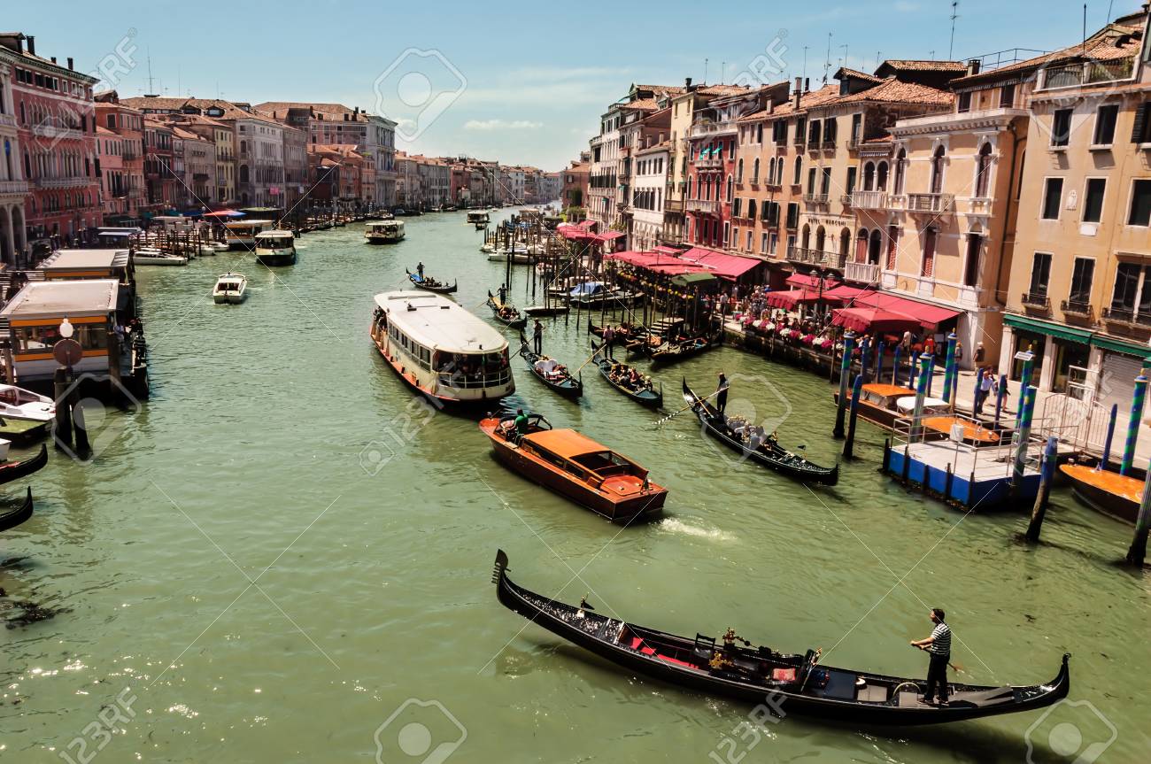 美しいヴェネツィア イタリアの素晴らしい景色 多くのゴンドラが運河を航行します の写真素材 画像素材 Image