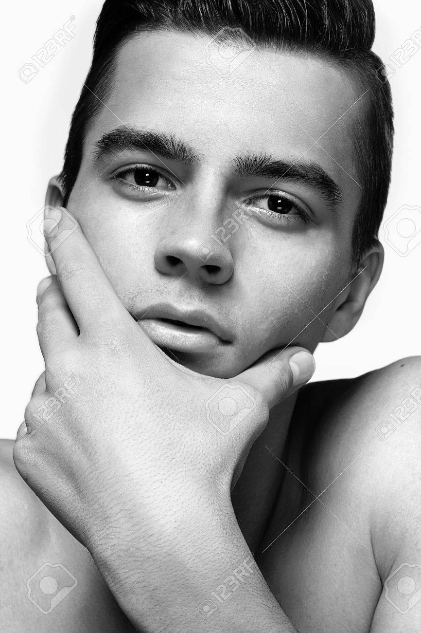 若いハンサムな男性モデルの若い男性の肖像画 の写真素材 画像素材 Image