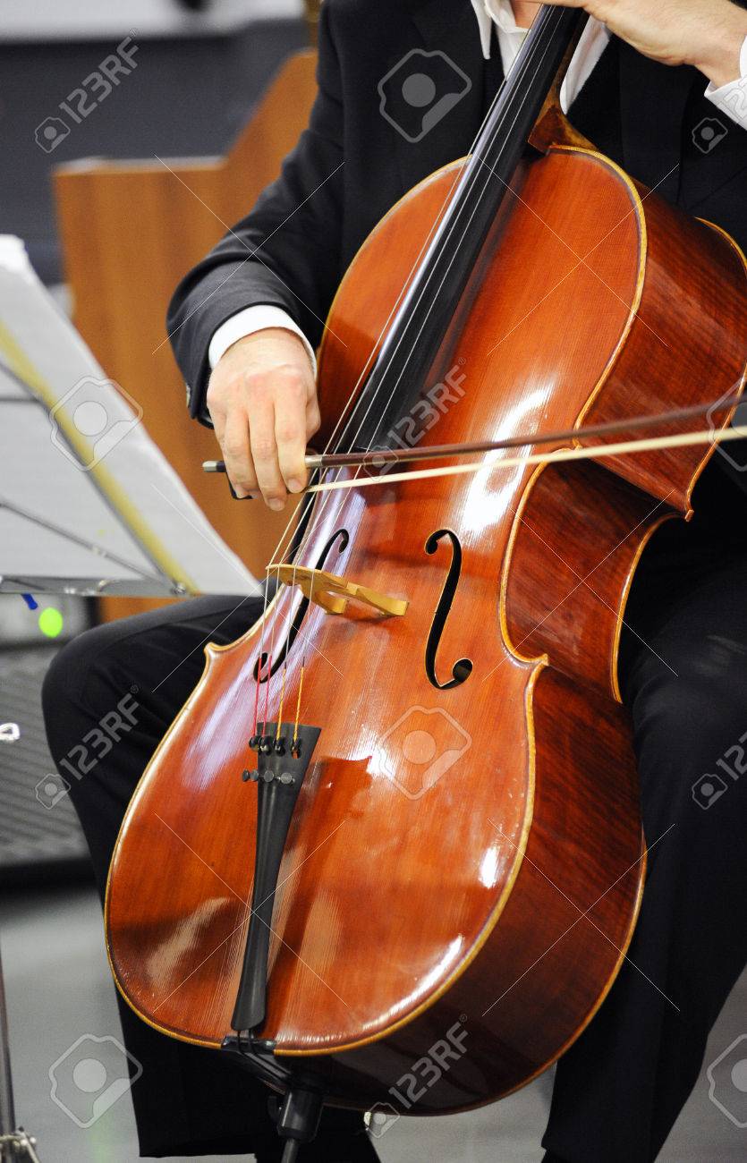 Gros Plan Sur Un Violoncelliste Homme Assis A Jouer Un Violoncelle Bois Lors D Un Recital Classique Ou De Concert Avec Un Orchestre Banque D Images Et Photos Libres De Droits Image