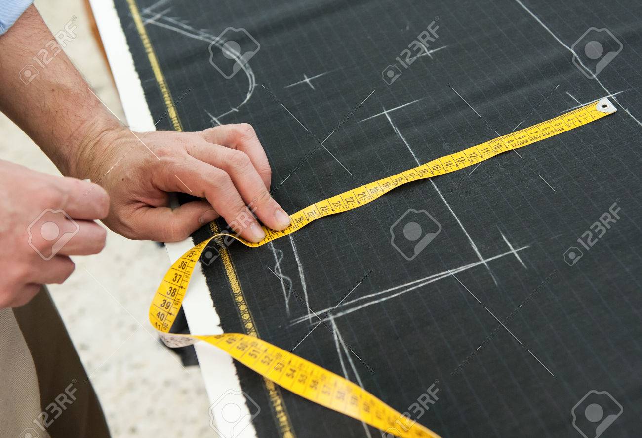 Adaptar o diseñador de ropa marcando un patrón de una prenda hecha a mano en una longitud de textil medición para garantizar un ajuste perfecto ... Adaptar o diseñador de ropa marcando un patrón de una prenda hecha a mano en una longitud de textil medición para garantizar un ajuste perfecto ...