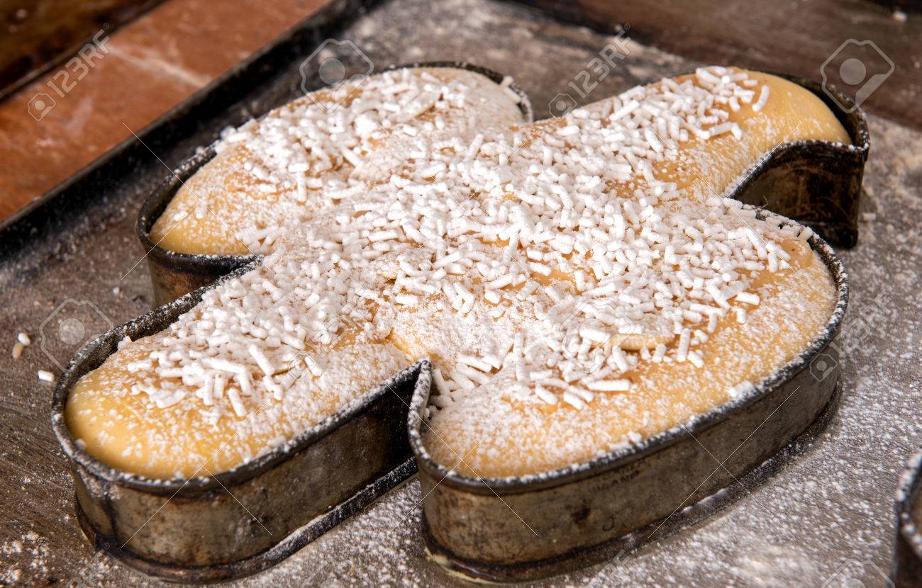 Grande Colombe Unique Forme Italienne Gateau Colomba Pour Celebrer La Lecture Des Vacances De Paques Debout Pour Le Four Dans Un Moule De Cuisson Dans Une Boulangerie Banque D Images Et Photos Libres