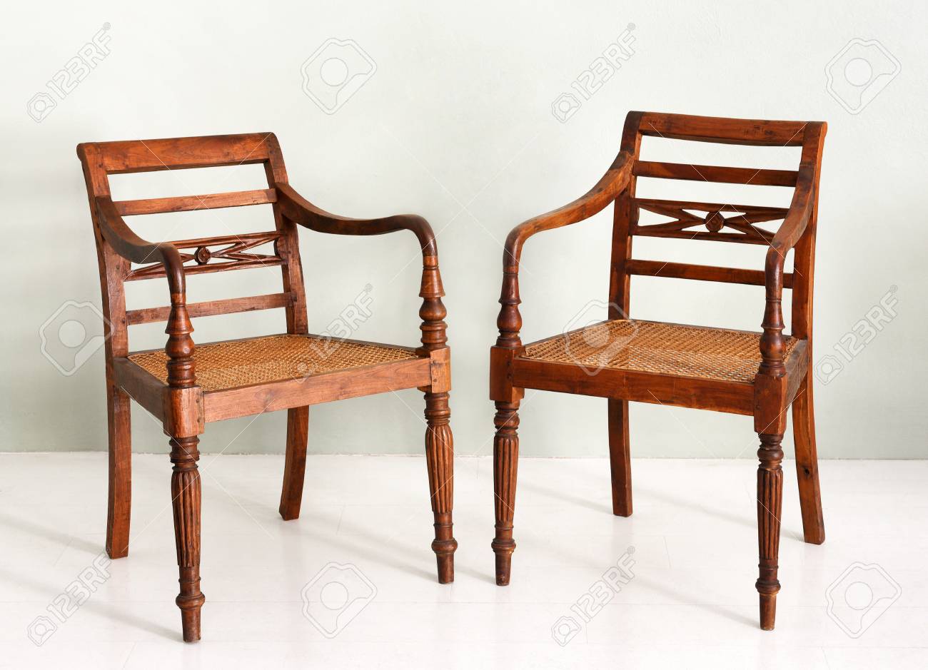 Dos Sillones De Madera De Estilo Colonial Con Patas Giratorias Y ... Dos Sillones De Madera De Estilo Colonial Con Patas Giratorias Y ...